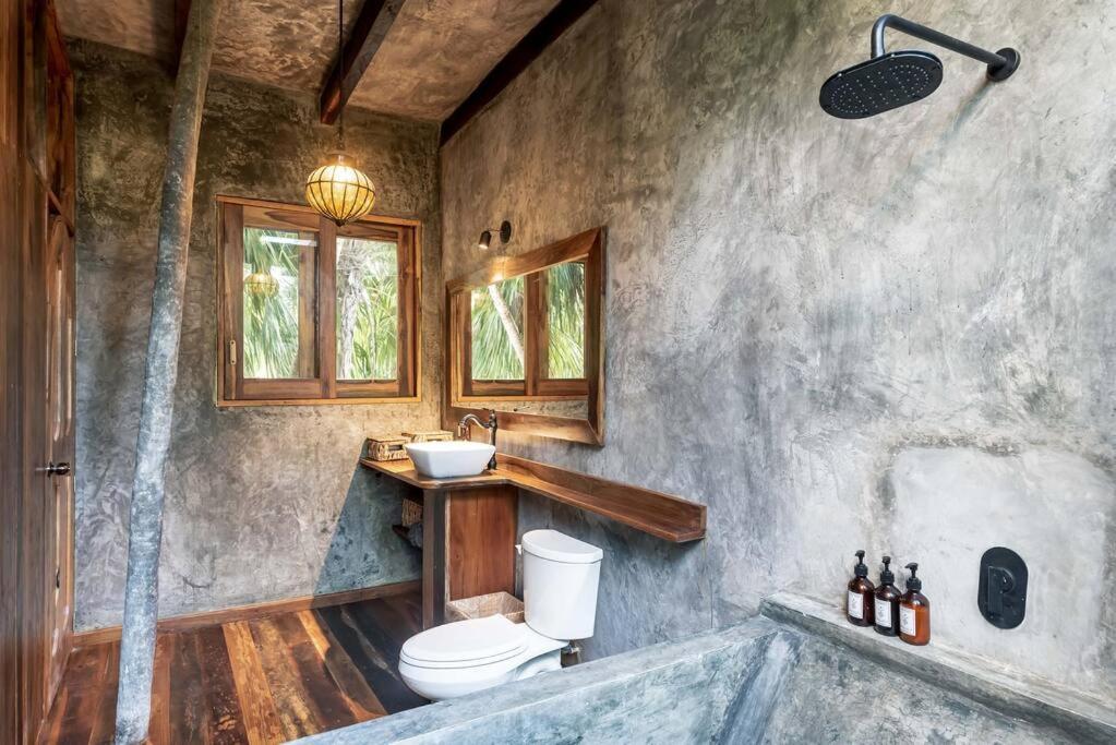 Stunning Jungle Treehouse With Lakefront & Beachside Holiday home Tulum