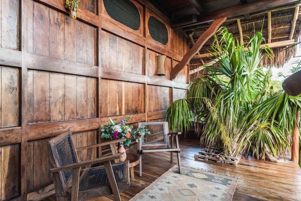 Stunning Jungle Treehouse With Lakefront & Beachside Holiday home *