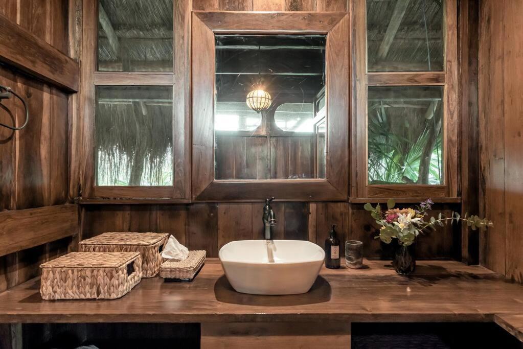 Stunning Jungle Treehouse With Lakefront & Beachside *