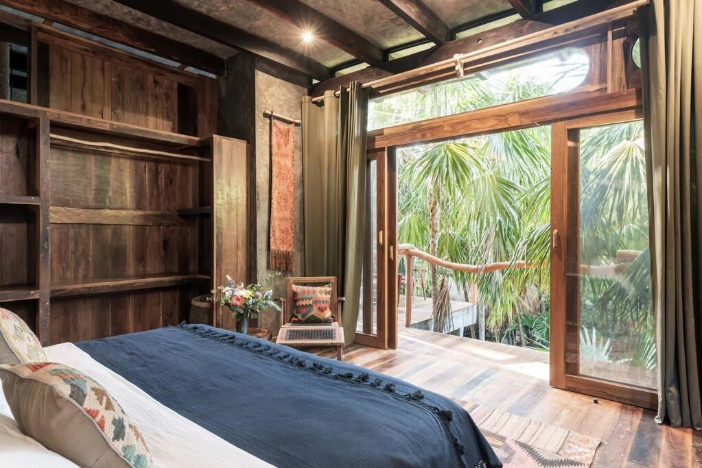 Stunning Jungle Treehouse With Lakefront & Beachside