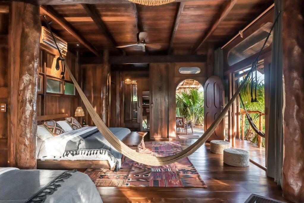 Stunning Jungle Treehouse With Lakefront & Beachside Holiday home *